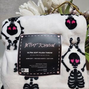 Betsey Johnson Ultra Soft Plush Throw new
